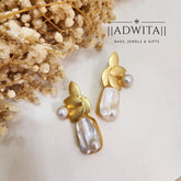Mini Leaf Pearl Chip Earring